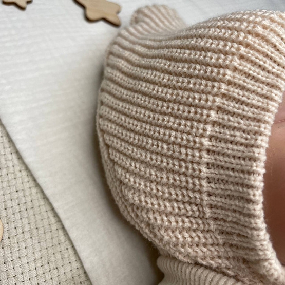 Б-301 Вязаная шапочка на завязках. Бежевая